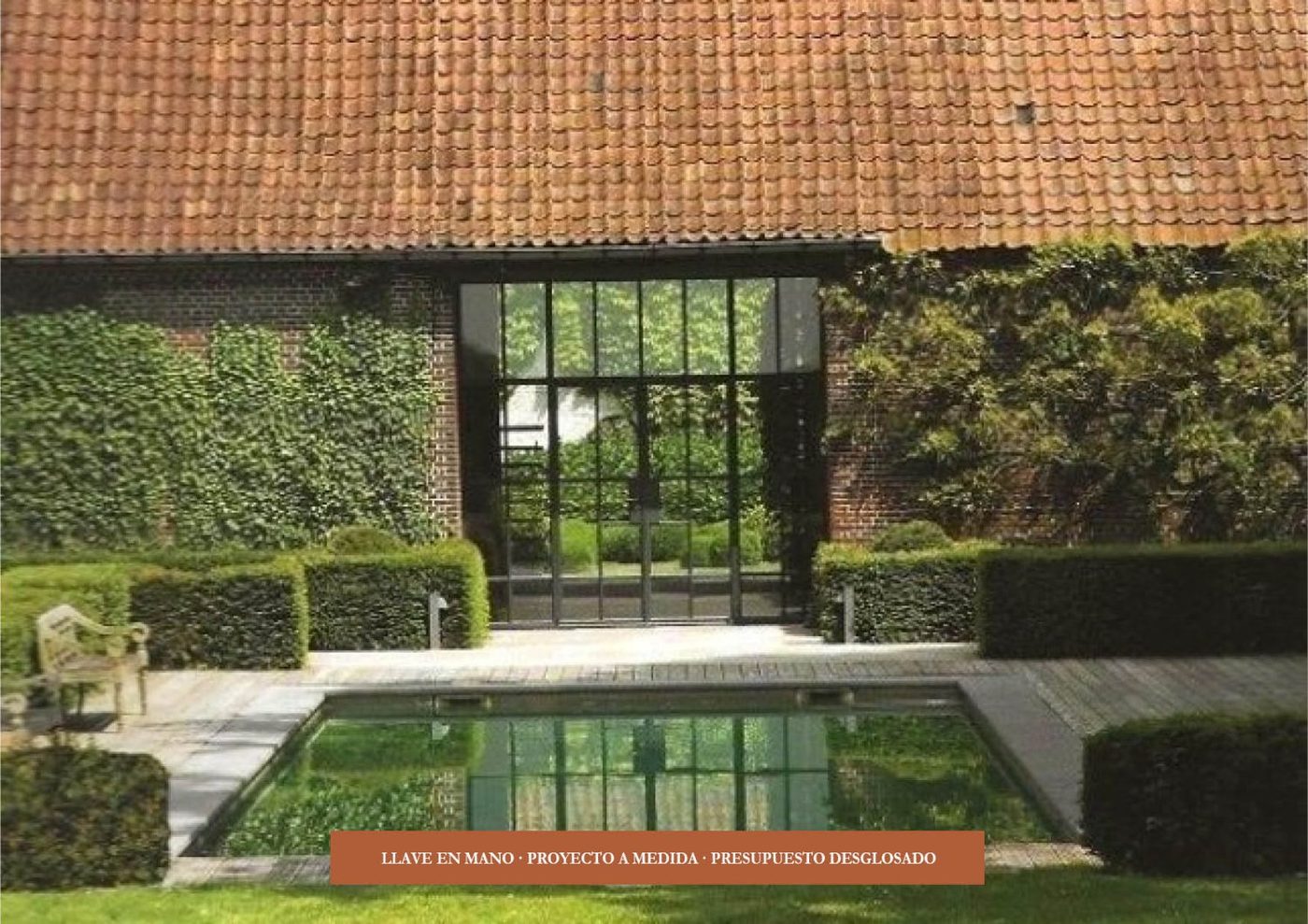 Arquitectura de casa de campo con patio y alberca